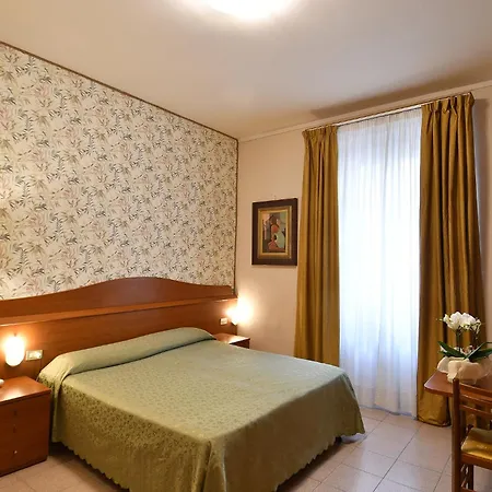 Hotel Innocenti 3*
